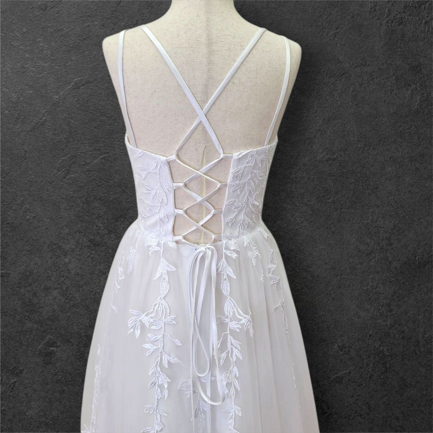 Vine Patterned Scoop Neck Wedding Dress with Tulle Skirt