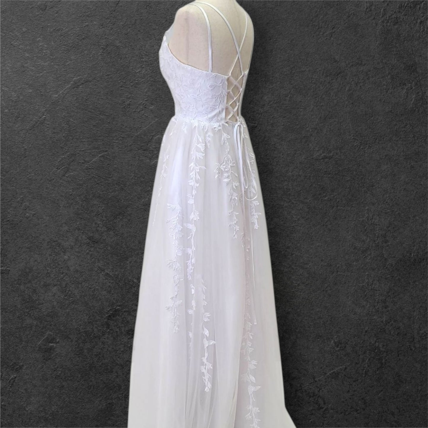 Vine Patterned Scoop Neck Wedding Dress with Tulle Skirt